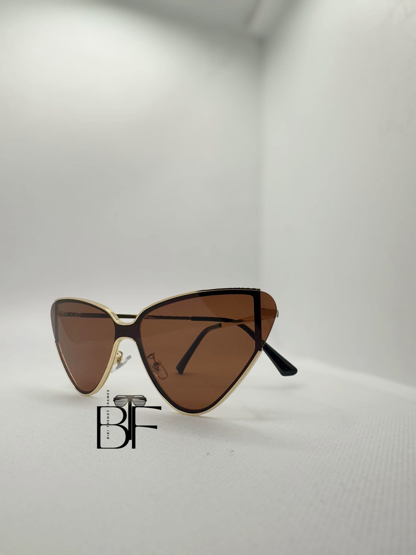 BTF-0140: Classy Cat Eye Frame Women Sunglasses. Frameless Vintage Sun Glasses with Tinted UV400 Lens