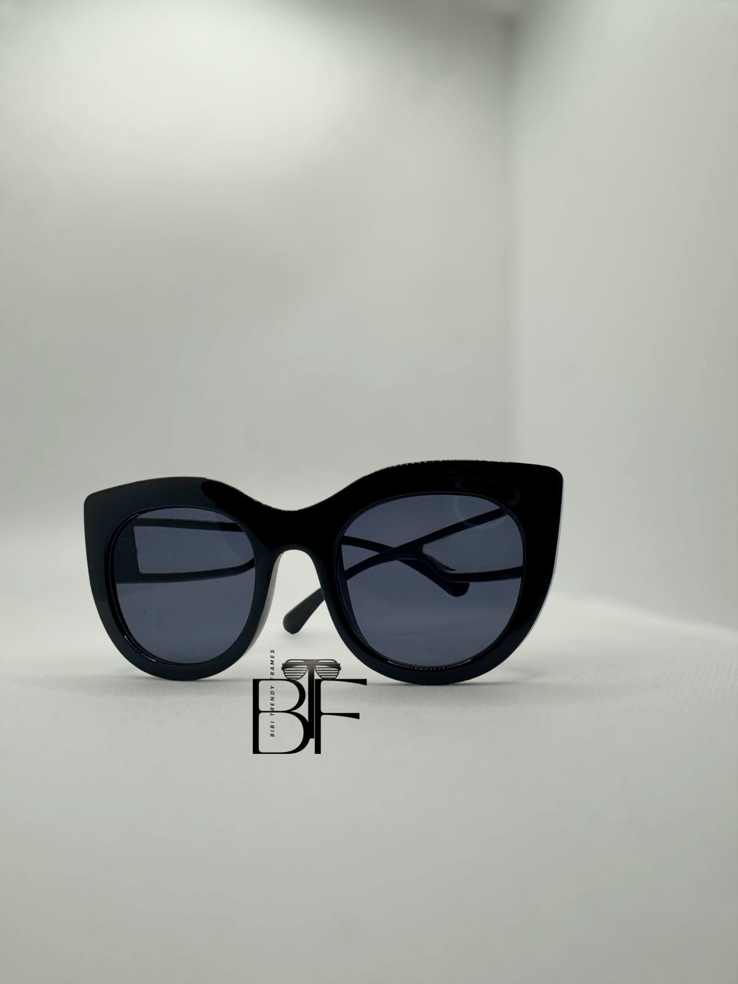 BTF-0141: Classy Butterfly Full-Frame Women Oversided Sunglasses with Tinted UV400 Lens