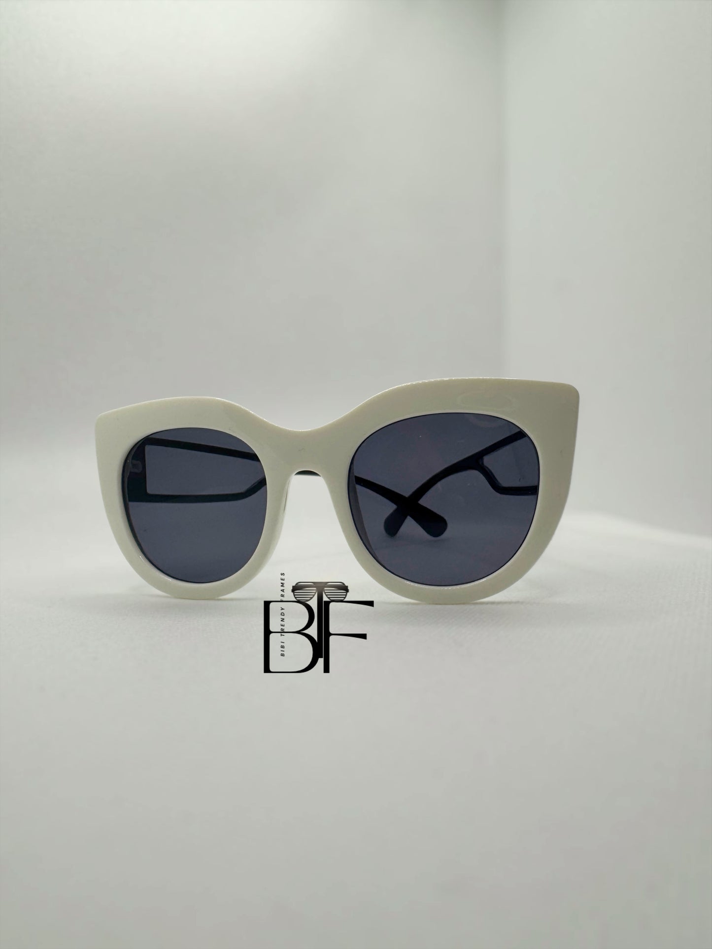 BTF-0141: Classy Butterfly Full-Frame Women Oversided Sunglasses with Tinted UV400 Lens