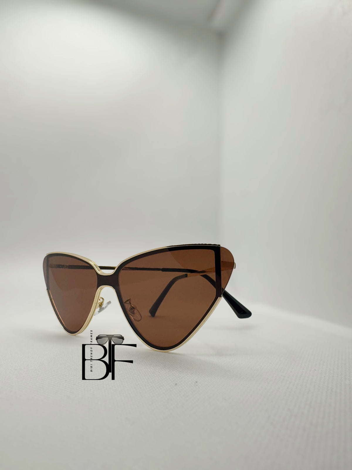 BTF-0140: Classy Cat Eye Frame Women Sunglasses. Frameless Vintage Sun Glasses with Tinted UV400 Lens
