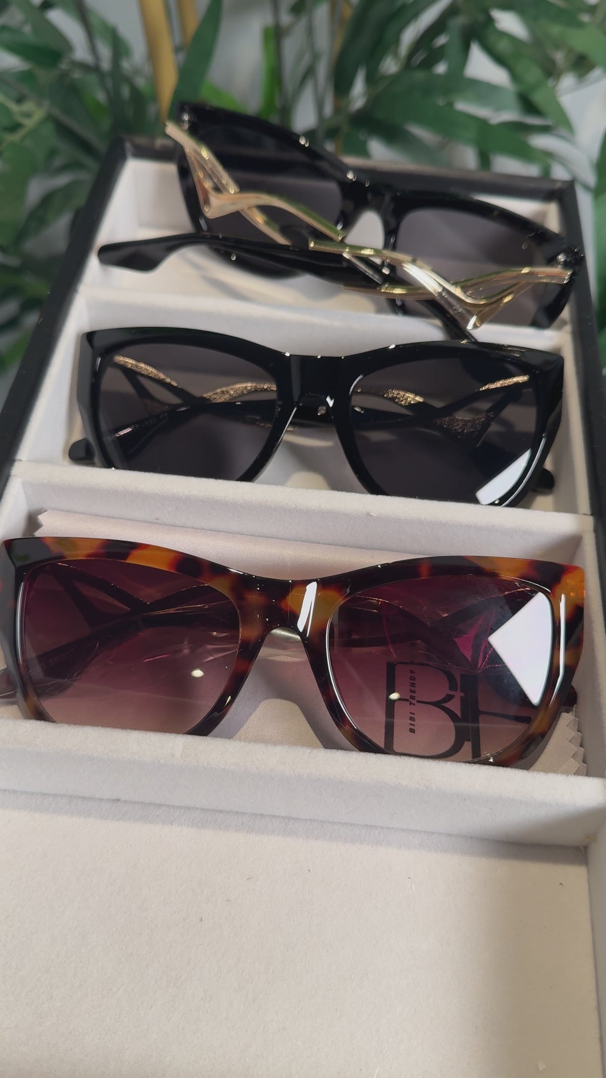 BTF-0149: Butterfly Cat Eye Full-Frame Women Oversided Sunglasses Tinted UV400 Lens Classy