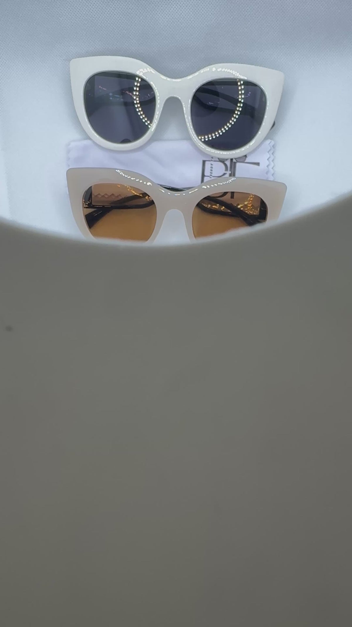 BTF-0141: Classy Butterfly Full-Frame Women Oversided Sunglasses with Tinted UV400 Lens